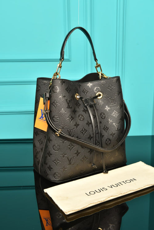 Tasche und Turnschuhe