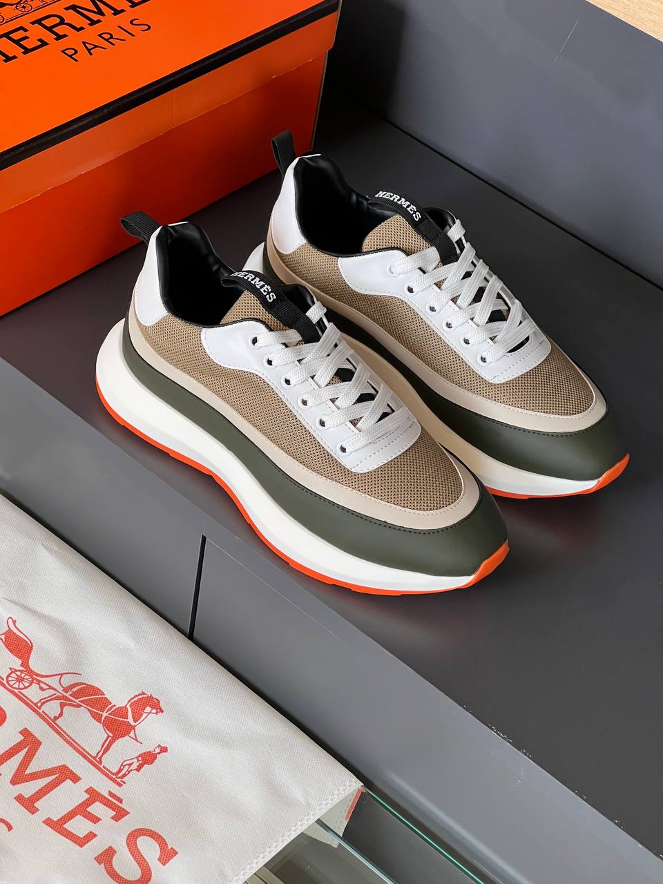 HRMS Neue Turnschuhe