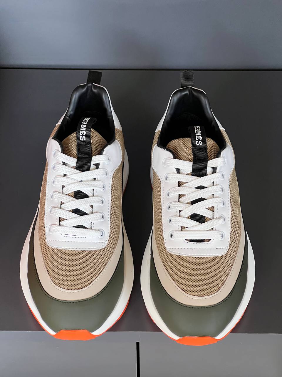 HRMS Neue Turnschuhe