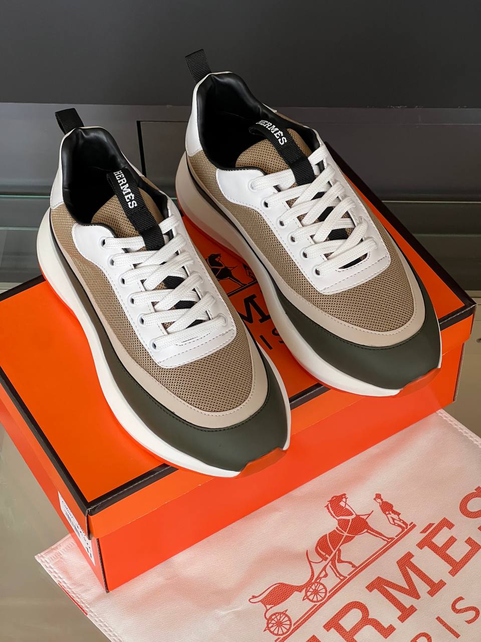 HRMS Neue Turnschuhe