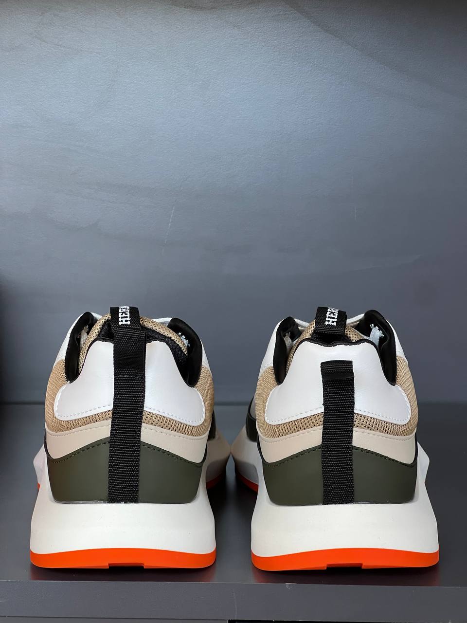 HRMS Neue Turnschuhe
